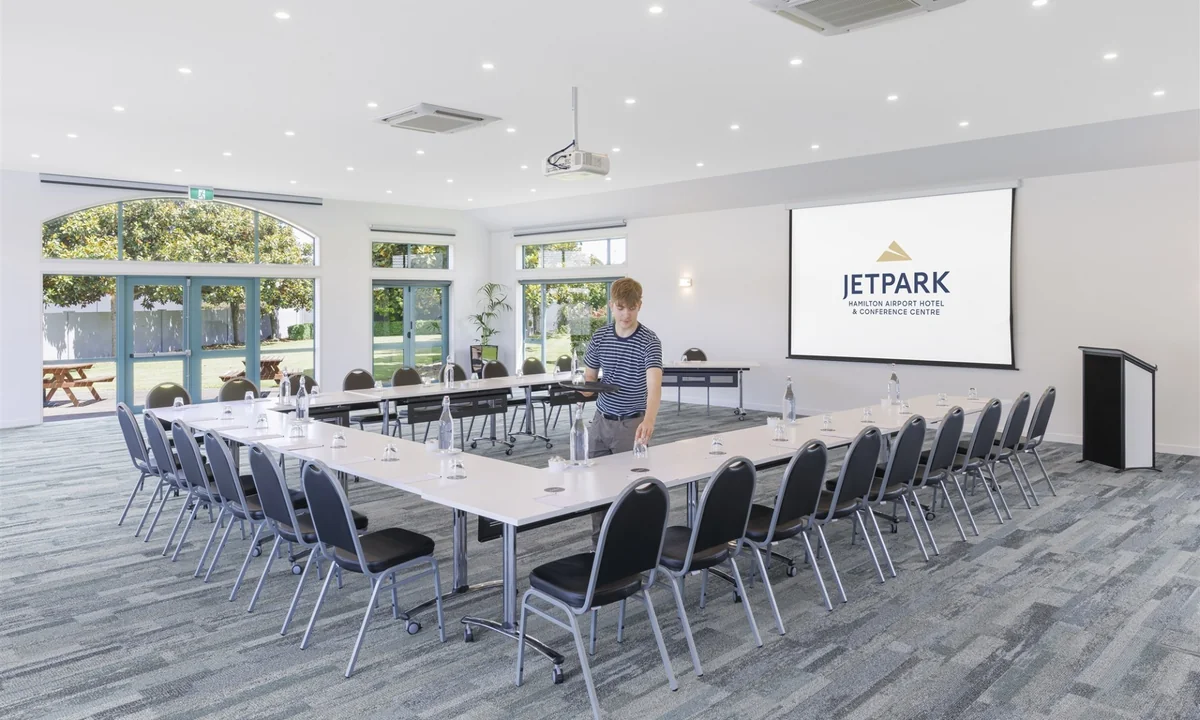 JetPark Hamilton Airport Hotel