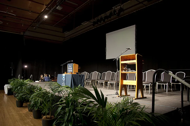 capitaine bougainville theatre stage